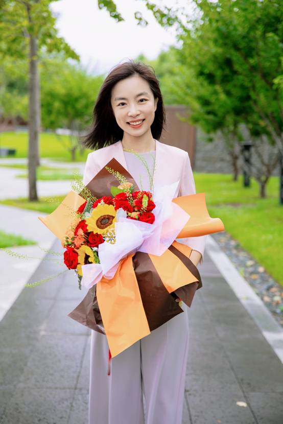 女子穿白色衣服的女人在街道上AI 生成的内容可能不正确。